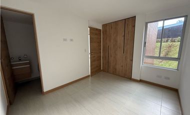Se vende apartamento en Senderos de San Silvestre con cuarto útil