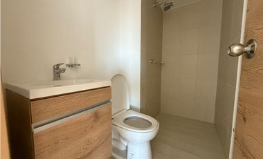 Se vende apartamento en Senderos de San Silvestre con cuarto útil