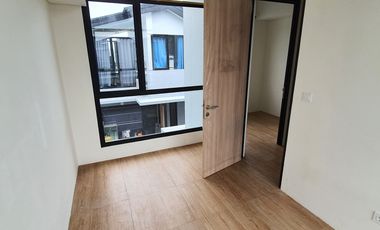 Rumah Minimalis Modern 2 Lantai Lippo Cikarang, 35 Juta Pertahun