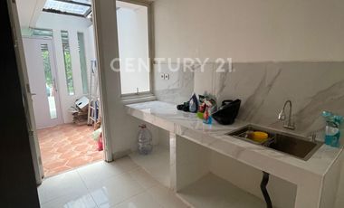 HOT SALE Rumah Emerald View Bintaro Sektor 9 Depan Taman  Luas 120 M2