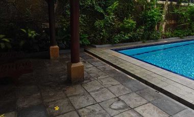 Rumah Klasik Lingkungan Tenang Ada Kolam Renang Di Ampera Jakarta
