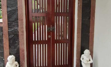 Rumah Klasik Lingkungan Tenang Ada Kolam Renang Di Ampera Jakarta