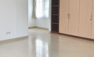 Rumah Klasik Lingkungan Tenang Ada Kolam Renang Di Ampera Jakarta