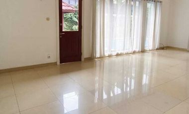 Rumah Klasik Lingkungan Tenang Ada Kolam Renang Di Ampera Jakarta