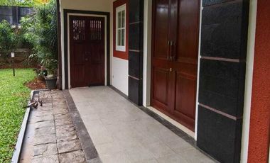 Rumah Klasik Lingkungan Tenang Ada Kolam Renang Di Ampera Jakarta