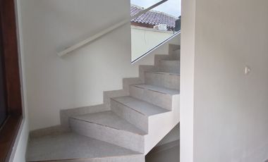 dijual Rumah 2 lt Mewah Jogja, Dekat Kampus UGM Akses Mobil