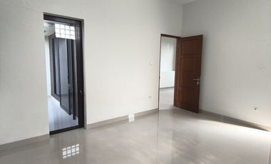 dijual Rumah 2 lt Mewah Jogja, Dekat Kampus UGM Akses Mobil