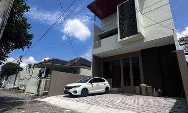 dijual Rumah 2 lt Mewah Jogja, Dekat Kampus UGM Akses Mobil