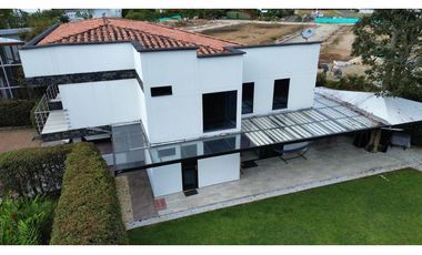 SE VENDE CASA MODERNA EN LA CEJA SECTOR EL TAMBO CONDOMINIO CERRADO