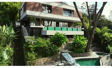 VENDO espectacular CASA con piscina, Poblado - Balsos. Pedido $11.000