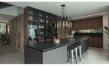 VENDO espectacular CASA con piscina, Poblado - Balsos. Pedido $11.000