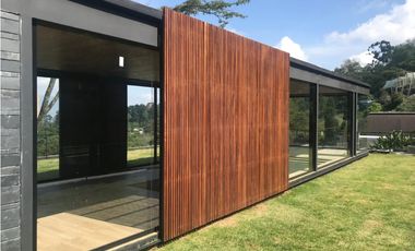 VENDO espectacular CASA con piscina, Poblado - Balsos. Pedido $11.000