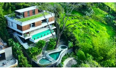 VENDO espectacular CASA con piscina, Poblado - Balsos. Pedido $11.000