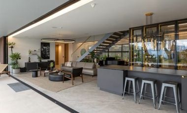 VENDO espectacular CASA con piscina, Poblado - Balsos. Pedido $11.000