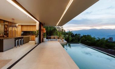 VENDO espectacular CASA con piscina, Poblado - Balsos. Pedido $11.000