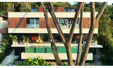 VENDO espectacular CASA con piscina, Poblado - Balsos. Pedido $11.000