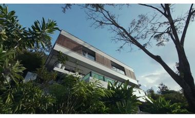 VENDO espectacular CASA con piscina, Poblado - Balsos. Pedido $11.000