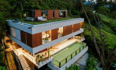 VENDO espectacular CASA con piscina, Poblado - Balsos. Pedido $11.000