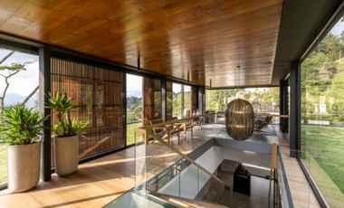 VENDO espectacular CASA con piscina, Poblado - Balsos. Pedido $11.000