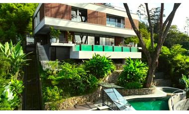 VENDO espectacular CASA con piscina, Poblado - Balsos. Pedido $11.000