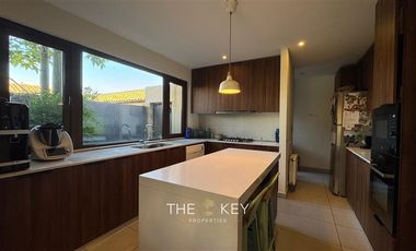 Casa en Venta en Av. Jose Rabat - Cond. Los Robles