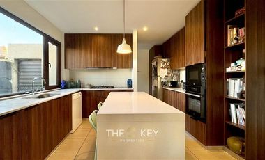 Casa en Venta en Av. Jose Rabat - Cond. Los Robles