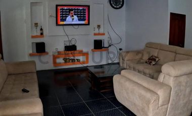 ¡Vivienda de lujo en venta con piscina y suites privadas!