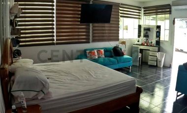 ¡Vivienda de lujo en venta con piscina y suites privadas!