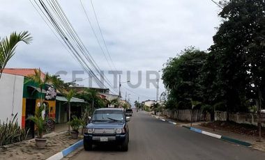 ¡Vivienda de lujo en venta con piscina y suites privadas!