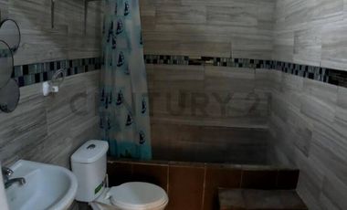 ¡Vivienda de lujo en venta con piscina y suites privadas!