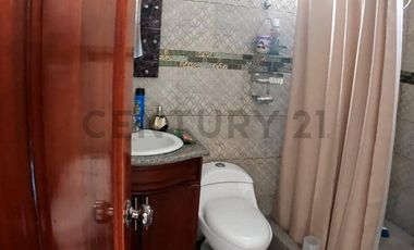 ¡Vivienda de lujo en venta con piscina y suites privadas!