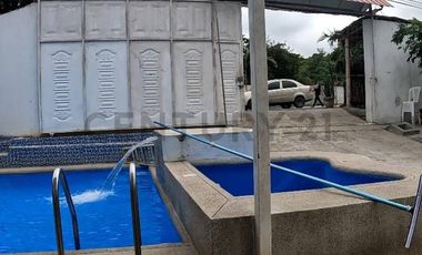 ¡Vivienda de lujo en venta con piscina y suites privadas!