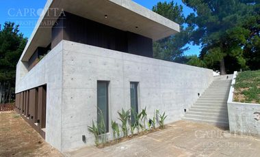 Casa en  venta Costa Esmeralda barrio Deportivo con piscina impecable