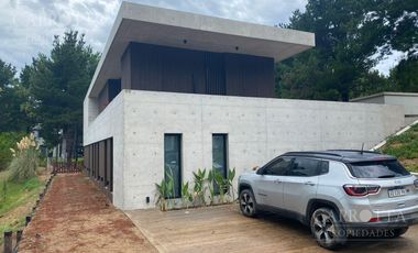 Casa en  venta Costa Esmeralda barrio Deportivo con piscina impecable