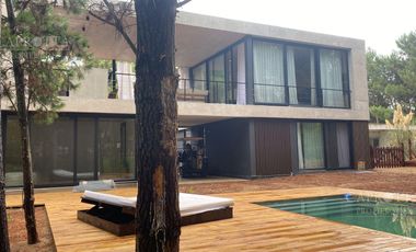 Casa en  venta Costa Esmeralda barrio Deportivo con piscina impecable