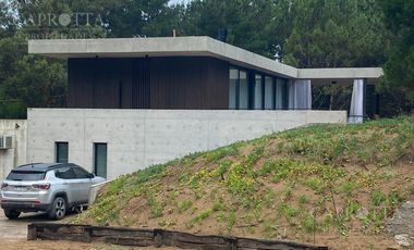 Casa en  venta Costa Esmeralda barrio Deportivo con piscina impecable