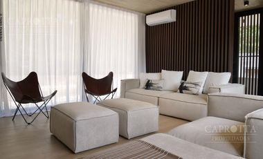 Casa en  venta Costa Esmeralda barrio Deportivo con piscina impecable