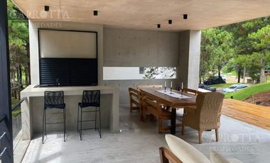 Casa en  venta Costa Esmeralda barrio Deportivo con piscina impecable