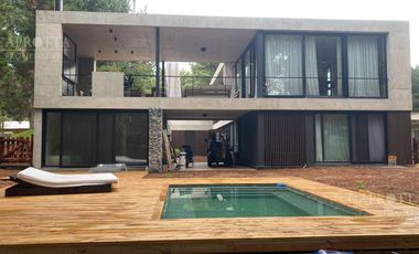 Casa en  venta Costa Esmeralda barrio Deportivo con piscina impecable