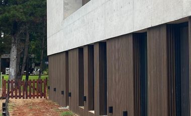 Casa en  venta Costa Esmeralda barrio Deportivo con piscina impecable