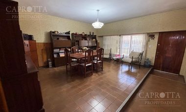 CASA EN VENTA LOTE PROPIO 8,66 X 26