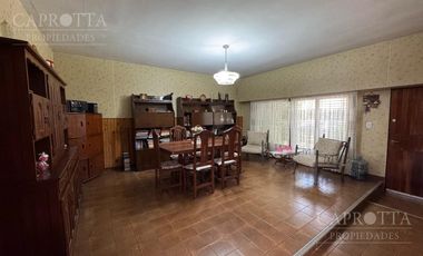 CASA EN VENTA LOTE PROPIO 8,66 X 26