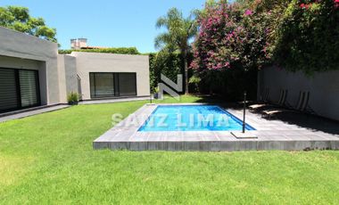 PRADERAS DE LA HACIENDA: Soberbia residencia con amplio jardín y alberca.