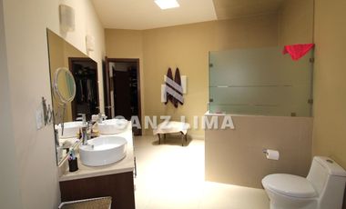 PRADERAS DE LA HACIENDA: Soberbia residencia con amplio jardín y alberca.