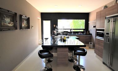 PRADERAS DE LA HACIENDA: Soberbia residencia con amplio jardín y alberca.