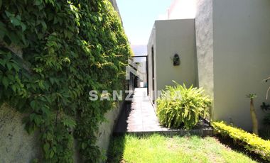 PRADERAS DE LA HACIENDA: Soberbia residencia con amplio jardín y alberca.