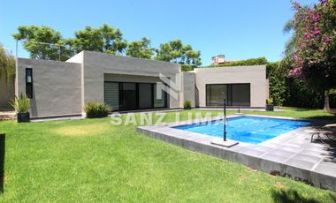PRADERAS DE LA HACIENDA: Soberbia residencia con amplio jardín y alberca.