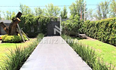 PRADERAS DE LA HACIENDA: Soberbia residencia con amplio jardín y alberca.
