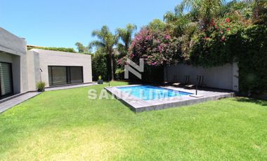 PRADERAS DE LA HACIENDA: Soberbia residencia con amplio jardín y alberca.