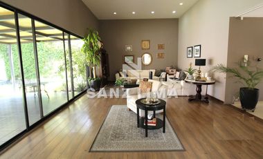 PRADERAS DE LA HACIENDA: Soberbia residencia con amplio jardín y alberca.